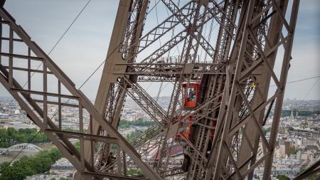 Photo structure et ascenseur tour Eiffel